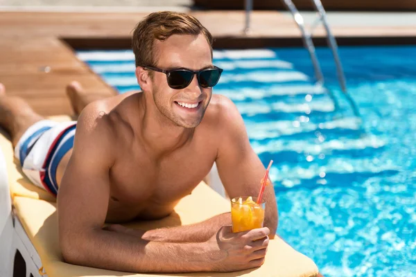 Şezlongda yatan pozitif yakışıklı adam