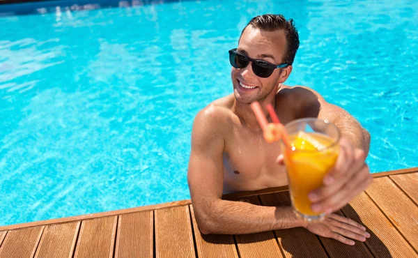 Задоволений чоловік відпочиває в басейні — стокове фото