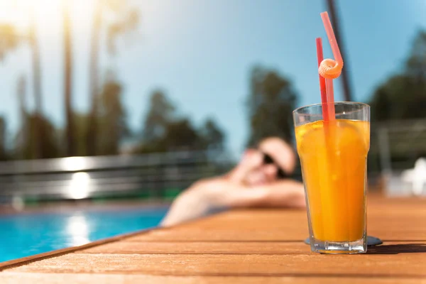 Cocktail de pé perto da piscina — Fotografia de Stock