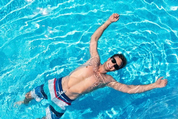 Homme positif nageant dans une piscine — Photo