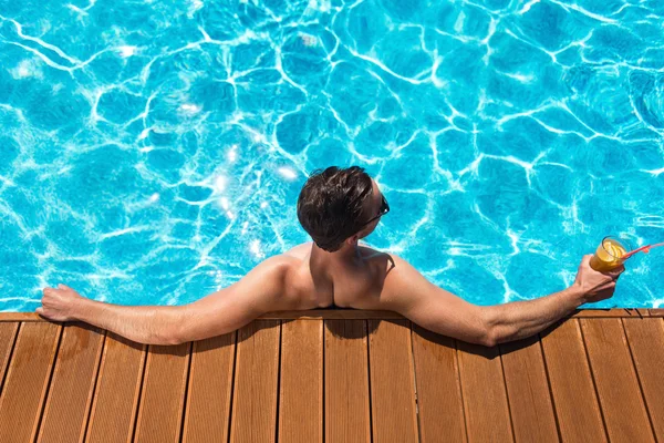 Приємний чоловік відпочиває у басейні — стокове фото