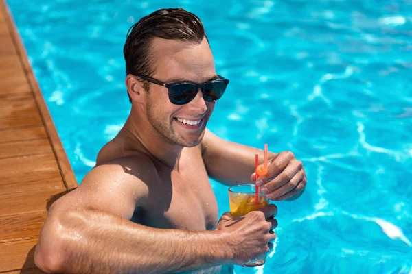 Boldog ember pihenő a medencében — Stock Fotó