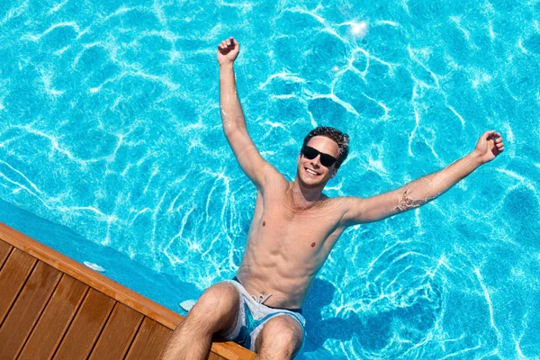 Homem alegre descansando na piscina — Fotografia de Stock