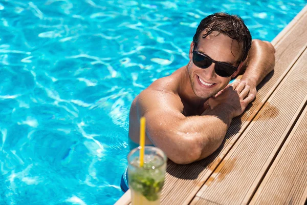 Homem positivo descansando na piscina — Fotografia de Stock