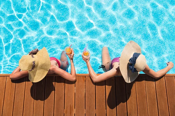 Розслаблені друзі відпочивають у басейні — стокове фото