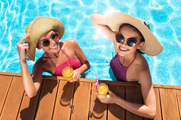 Radostné přátele odpočívajícím v bazénu — Stock fotografie