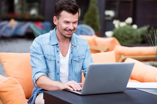 Homem positivo usando laptop — Fotografia de Stock