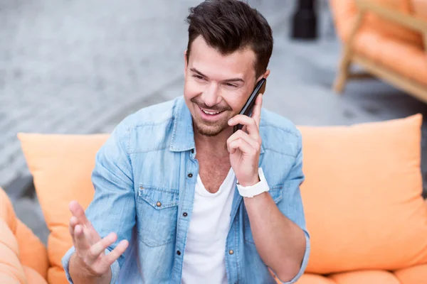 Homem alegre falando no celular — Fotografia de Stock