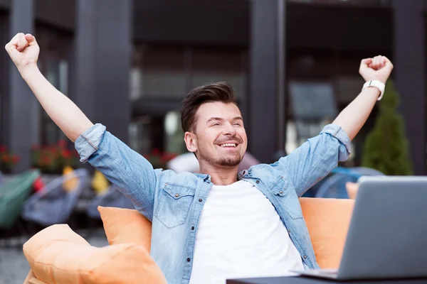 Homem alegre descansando no café — Fotografia de Stock