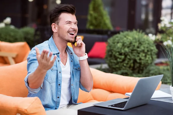 Radostný muž mluví do mobilního telefonu — Stock fotografie