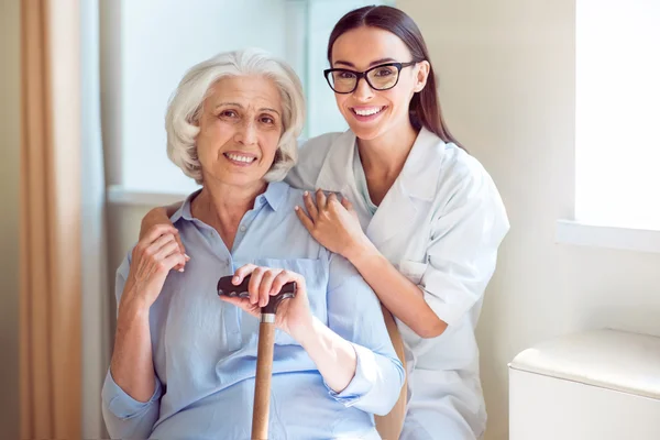 Jonge vrouw omarmen senior één — Stockfoto