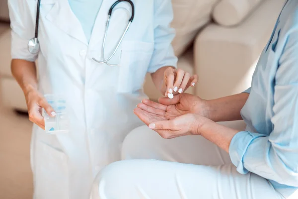 Professional nurse giving medicals — Stock Photo, Image