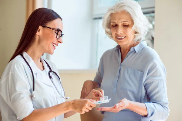 Enfermera sonriente con su paciente — Foto de Stock