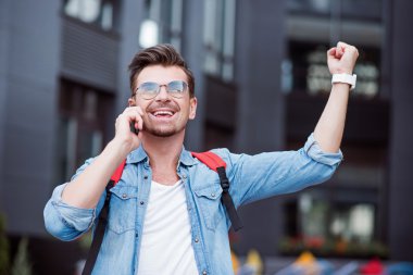 Cep telefonuyla konuşan çok memnun adam