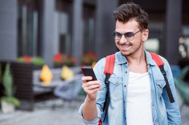 Cep telefonu kullanan olumlu adam