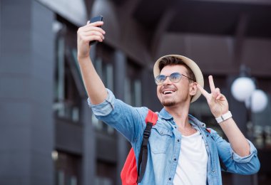 Neşeli adam selfies yapma.