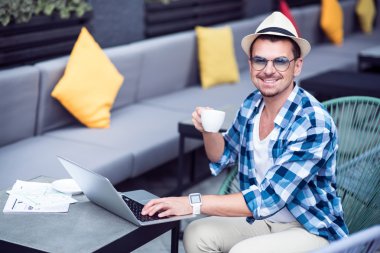 Neşeli adam kahve içme