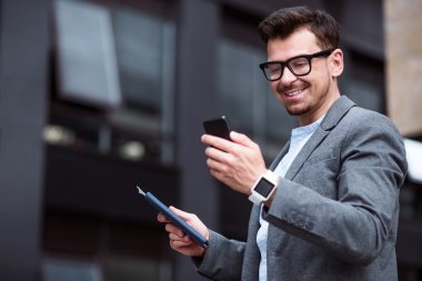 Pozitif kadın holding cep telefonu