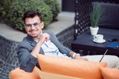 Neşeli adam kafede dinlenme