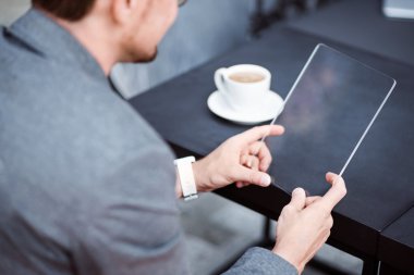 Hoş iş adamı tablet kullanma