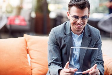 Pozitif işadamı tablet kullanma