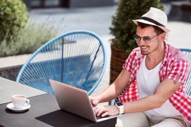 Neşeli adam kafede dinlenme