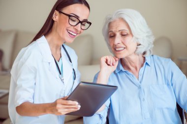 Üst düzey hasta ile güzel doktor