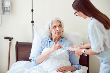 Doktor işini yapıyor