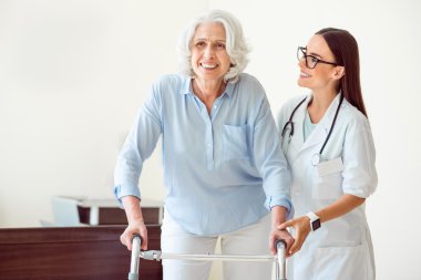 Üst düzey kadın ve doktor