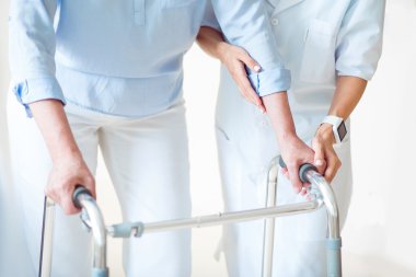 Engelli kadın kıdemli ile kadın doktor