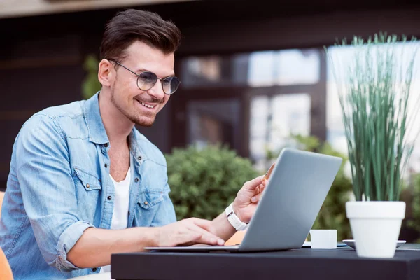 Zufriedener lächelnder Mann mit Laptop — Stockfoto