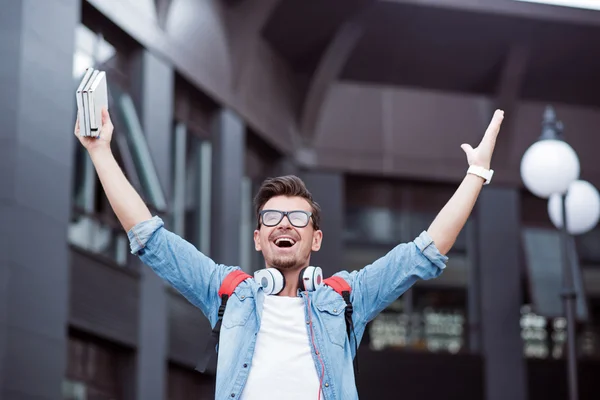 Glad man stå utomhus — Stockfoto