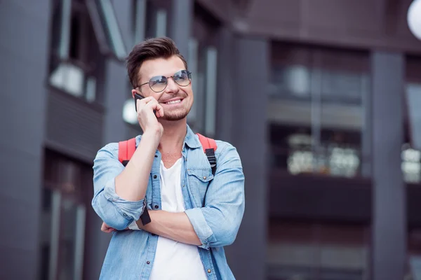 Radostný muž mluví do mobilního telefonu — Stock fotografie