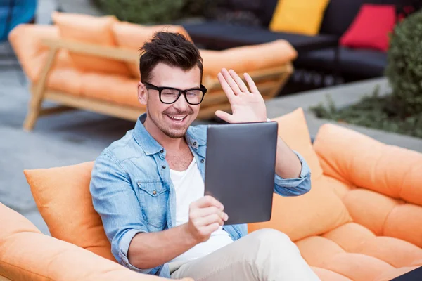 Hombre alegre hablando a través de Internet — Foto de Stock