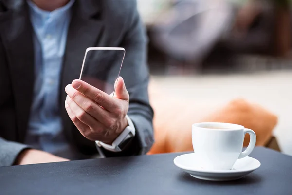 Angenehmer Geschäftsmann sitzt im Café — Stockfoto