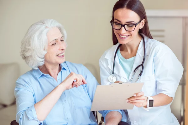 Krankenschwester schreibt etwas auf — Stockfoto