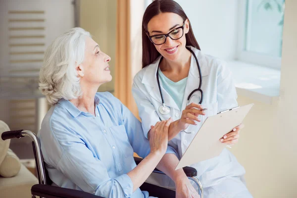 Krankenschwester mit ihrem älteren Patienten — Stockfoto