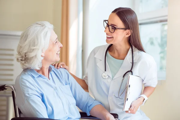 Trevlig sjuksköterska med senior patient — Stockfoto