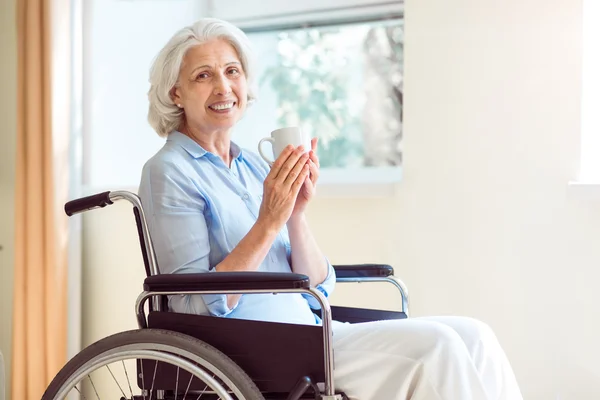 Senior vrouw in rolstoel — Stockfoto