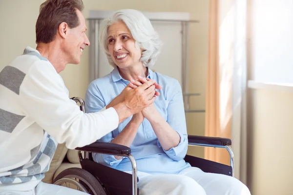 Zoon met zijn moeder senior — Stockfoto