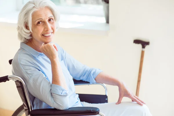 Mujer mayor positiva en silla de ruedas — Foto de Stock