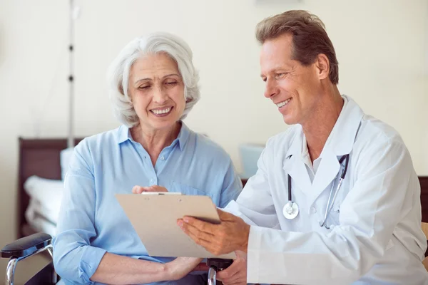 Guapo doctor con viejo paciente — Foto de Stock