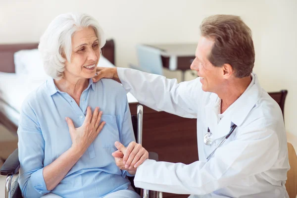 Doctor hablando con viejo paciente — Foto de Stock