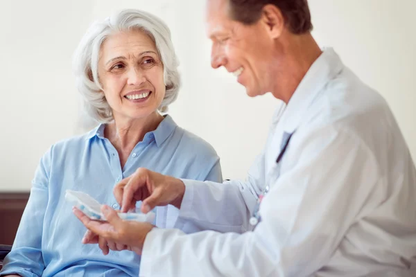 Medico dando pillole — Foto Stock