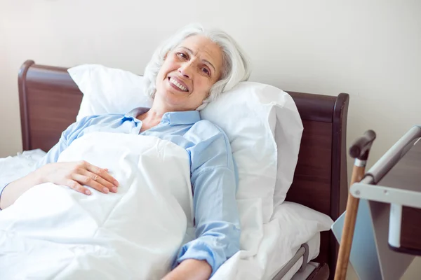 Mujer mayor en el hospital — Foto de Stock