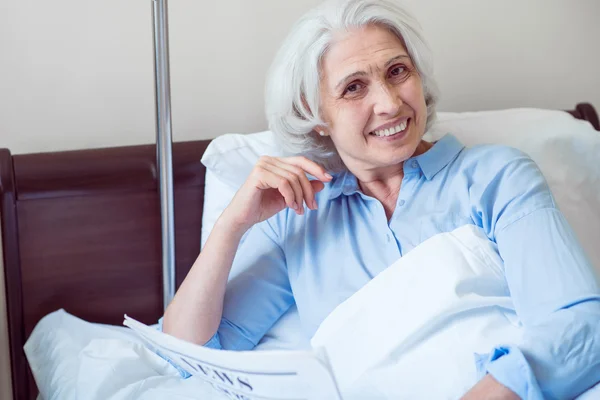 Vieja mujer positiva en la sala del hospital — Foto de Stock