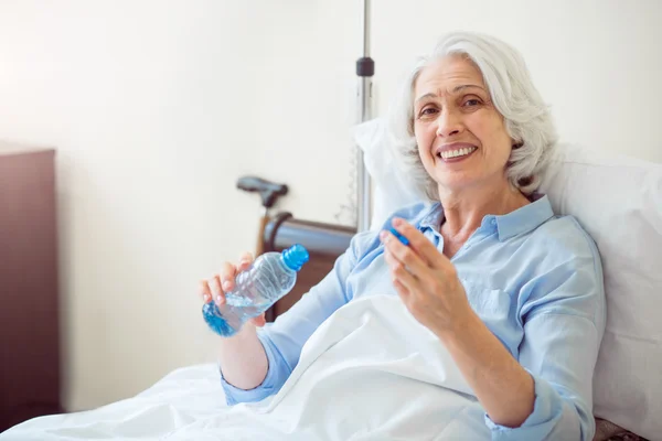 Senior woman being at hospital — Stock Photo, Image