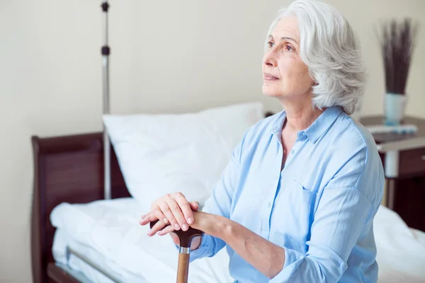 Ensamma äldre kvinnlig patient — Stockfoto