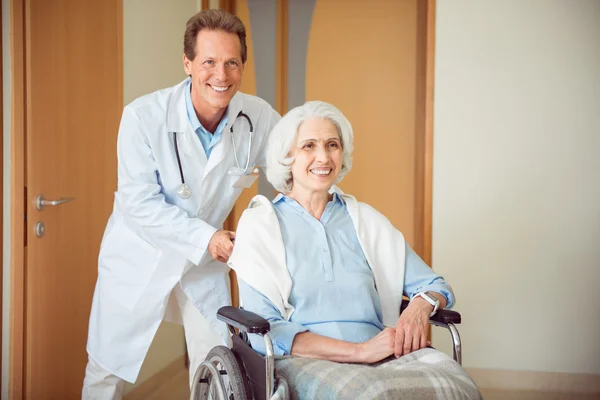 Mujer mayor con su médico — Foto de Stock