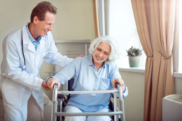 Giovane medico aiutare paziente femminile — Foto Stock